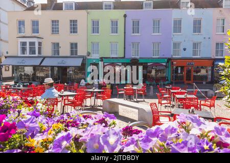 England, Kent, Margate, Altstadt Bunte Cafés und Restaurants am Meer Stockfoto
