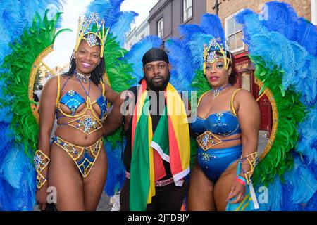 London, Großbritannien, 29.. August 2022. Bis zu einer Million Menschen besuchten den Notting Hill Carnival sowohl am Kinder-/Familientag als auch am Montag an den Feiertagen den Tag der Parade für Erwachsene. Das Ereignis kehrt nach einer zweijährigen Pause zurück, die durch die Covid-Pandemie verursacht wurde. Kredit: Elfte Stunde Fotografie/Alamy Live Nachrichten Stockfoto