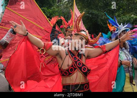 London, Großbritannien, 29.. August 2022. Bis zu einer Million Menschen besuchten den Notting Hill Carnival sowohl am Kinder-/Familientag als auch am Montag an den Feiertagen den Tag der Parade für Erwachsene. Das Ereignis kehrt nach einer zweijährigen Pause zurück, die durch die Covid-Pandemie verursacht wurde. Kredit: Elfte Stunde Fotografie/Alamy Live Nachrichten Stockfoto