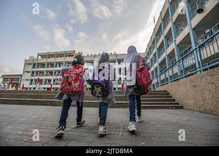 Gaza-Stadt, Palästina. 29. August 2022. Palästinensische Mädchen wurden am ersten Tag eines persönlichen Unterrichts an einer öffentlichen Schule in Gaza City gesehen. Das palästinensische Bildungsministerium sagte, dass 1.385.000 Schüler das neue Schuljahr im Osten begonnen haben. Jerusalem, das Westjordanland und der Gazastreifen umfassen 3.192 Schulen, die auf 2.333 öffentliche Schulen verteilt sind, 375 Schulen, die vom Hilfswerk der Vereinten Nationen für Palästina-Flüchtlinge (UNRWA) betrieben werden, und 484 private Schulen. Kredit: SOPA Images Limited/Alamy Live Nachrichten Stockfoto