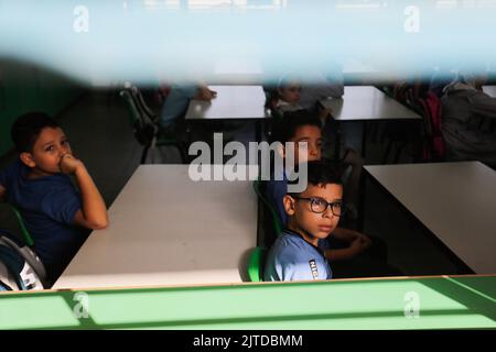 Gaza-Stadt, Palästina. 29. August 2022. Palästinensische Kinder am ersten Tag des persönlichen Unterrichts an einer öffentlichen Schule in Gaza-Stadt. Das palästinensische Bildungsministerium sagte, dass 1.385.000 Schüler das neue Schuljahr im Osten begonnen haben. Jerusalem, das Westjordanland und der Gazastreifen umfassen 3.192 Schulen, die auf 2.333 öffentliche Schulen verteilt sind, 375 Schulen, die vom Hilfswerk der Vereinten Nationen für Palästina-Flüchtlinge (UNRWA) betrieben werden, und 484 private Schulen. Kredit: SOPA Images Limited/Alamy Live Nachrichten Stockfoto