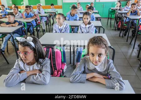 Gaza-Stadt, Palästina. 29. August 2022. Palästinensische Mädchen am ersten Tag des persönlichen Unterrichts an einer öffentlichen Schule in Gaza-Stadt. Das palästinensische Bildungsministerium sagte, dass 1.385.000 Schüler das neue Schuljahr im Osten begonnen haben. Jerusalem, das Westjordanland und der Gazastreifen umfassen 3.192 Schulen, die auf 2.333 öffentliche Schulen verteilt sind, 375 Schulen, die vom Hilfswerk der Vereinten Nationen für Palästina-Flüchtlinge (UNRWA) betrieben werden, und 484 private Schulen. Kredit: SOPA Images Limited/Alamy Live Nachrichten Stockfoto