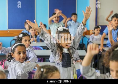 Gaza-Stadt, Palästina. 29. August 2022. Palästinensische Schüler am Morgen des neuen Schuljahres in Gaza City am ersten Schultag zu sehen. Das palästinensische Bildungsministerium sagte, dass 1.385.000 Schüler das neue Schuljahr im Osten begonnen haben. Jerusalem, das Westjordanland und der Gazastreifen umfassen 3.192 Schulen, die auf 2.333 öffentliche Schulen verteilt sind, 375 Schulen, die vom Hilfswerk der Vereinten Nationen für Palästina-Flüchtlinge (UNRWA) betrieben werden, und 484 private Schulen. Kredit: SOPA Images Limited/Alamy Live Nachrichten Stockfoto