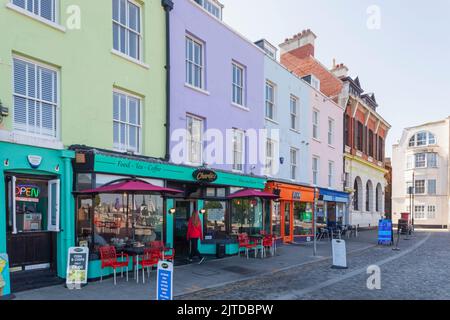 England, Kent, Margate, Altstadt Bunte Cafés und Restaurants am Meer Stockfoto