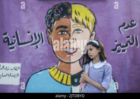 Gaza-Stadt, Palästina. 29. August 2022. Palästinensische Studenten kehrten am Morgen des ersten Tages des neuen Schuljahres in Gaza-Stadt in ihre Schule zurück. Das palästinensische Bildungsministerium sagte, dass 1.385.000 Schüler das neue Schuljahr im Osten begonnen haben. Jerusalem, das Westjordanland und der Gazastreifen umfassen 3.192 Schulen, die auf 2.333 öffentliche Schulen verteilt sind, 375 Schulen, die vom Hilfswerk der Vereinten Nationen für Palästina-Flüchtlinge (UNRWA) betrieben werden, und 484 private Schulen. (Foto von Mahmoud Issa/SOPA Images/Sipa USA) Quelle: SIPA USA/Alamy Live News Stockfoto