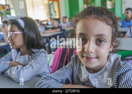 Gaza-Stadt, Palästina. 29. August 2022. Palästinensische Mädchen am ersten Tag des persönlichen Unterrichts an einer öffentlichen Schule in Gaza-Stadt. Das palästinensische Bildungsministerium sagte, dass 1.385.000 Schüler das neue Schuljahr im Osten begonnen haben. Jerusalem, das Westjordanland und der Gazastreifen umfassen 3.192 Schulen, die auf 2.333 öffentliche Schulen verteilt sind, 375 Schulen, die vom Hilfswerk der Vereinten Nationen für Palästina-Flüchtlinge (UNRWA) betrieben werden, und 484 private Schulen. (Foto von Mahmoud Issa/SOPA Images/Sipa USA) Quelle: SIPA USA/Alamy Live News Stockfoto