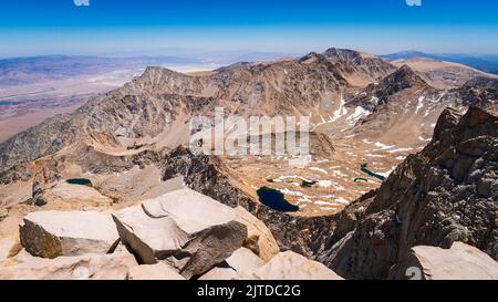 Die östliche Böschung und das Owens Valley vom Gipfel des Mount Whitney, Sequoia National Park, Kalifornien, USA Stockfoto