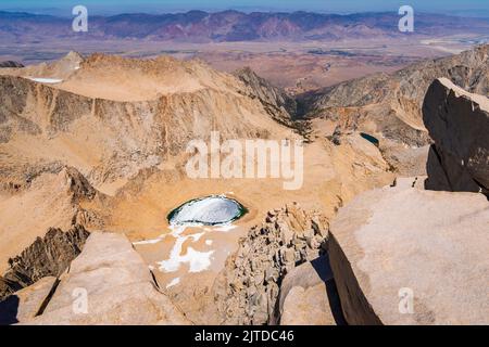 Iceberg Lake und Owens Valley vom Gipfel des Mount Whitney, Sequoia National Park, Kalifornien, USA Stockfoto