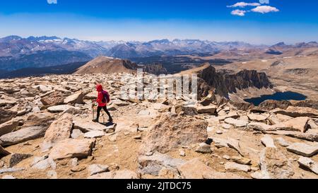 Wanderer, der vom Gipfel des Mount Whitney, Sequoia National Park, Kalifornien, USA, absteigt Stockfoto