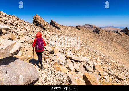 Wanderer, der vom Gipfel des Mount Whitney, Sequoia National Park, Kalifornien, USA, absteigt Stockfoto