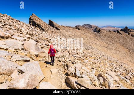 Wanderer, der vom Gipfel des Mount Whitney, Sequoia National Park, Kalifornien, USA, absteigt Stockfoto