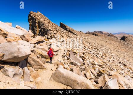 Wanderer, der vom Gipfel des Mount Whitney, Sequoia National Park, Kalifornien, USA, absteigt Stockfoto