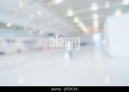 Abstrakt verwischen Sie den Innenraum des Flughafens für einen Hintergrund mit viel Platz Stockfoto