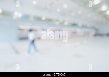 Abstrakt verwischen Sie den Innenraum des Flughafens für einen Hintergrund mit viel Platz Stockfoto