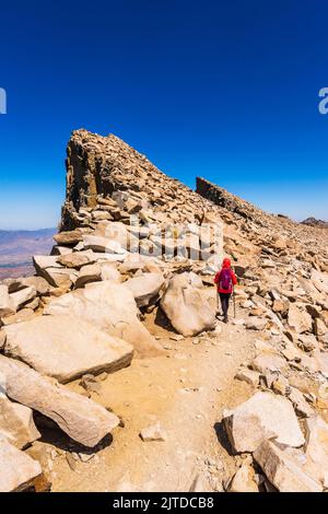 Wanderer, der vom Gipfel des Mount Whitney, Sequoia National Park, Kalifornien, USA, absteigt Stockfoto