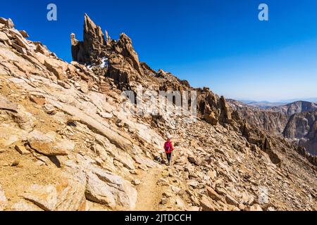 Wanderer, der vom Gipfel des Mount Whitney, Sequoia National Park, Kalifornien, USA, absteigt Stockfoto