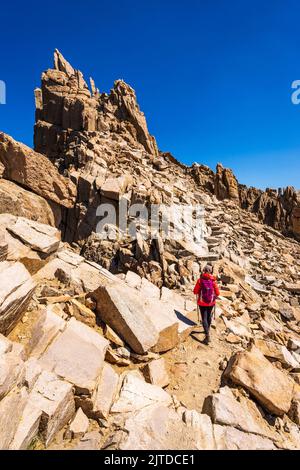 Wanderer, der vom Gipfel des Mount Whitney, Sequoia National Park, Kalifornien, USA, absteigt Stockfoto