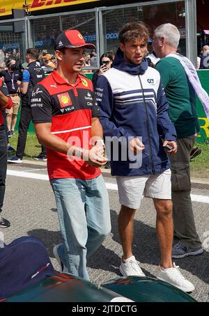Francorchamps Spa, Belgien. 28. August 2022. Charles Leclerc (MCO), Scuderia Ferrari, Pierre Gasly (FRA), Scuderia AlphaTauri während DER FORMEL 1 ROLEX BELGISCHER GRAND PRIX 2022 RENNEN, Formel 1 Meisterschaft in Francorchamps - SPA, Belgien, August 28 2022 Quelle: Independent Photo Agency/Alamy Live News Stockfoto