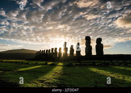 Silhouette von Moai-Statuen auf der Osterinsel, Sonnenaufgang in Chile Stockfoto