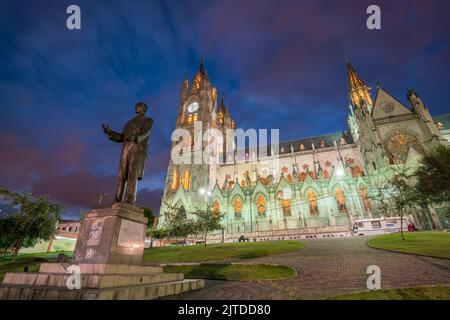 Die Basilika del Voto Nacional in Quito, Ecuador bei Nacht Stockfoto