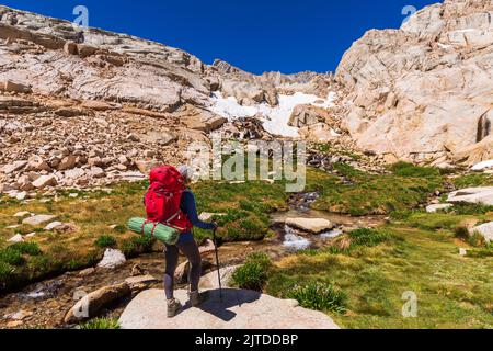 Wanderer im Lone Pine Creek auf dem Mount Whitney Trail, John Muir Wilderness, Kalifornien, USA Stockfoto