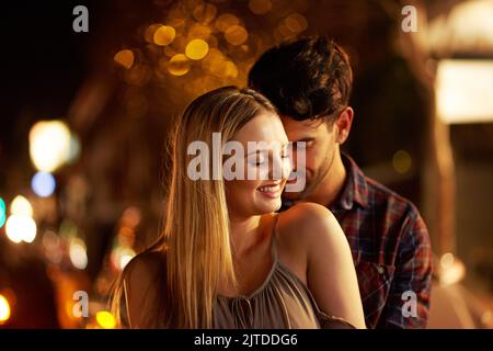 Sie teilen etwas Besonderes. Ein junges Paar auf einem Date in der Stadt. Stockfoto