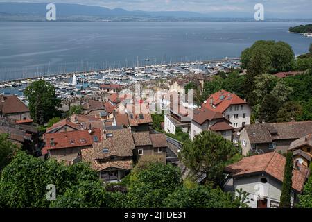 Blick auf die Stadt Thonon les Bains in Frankreich mit ihrem Hafen Stockfoto