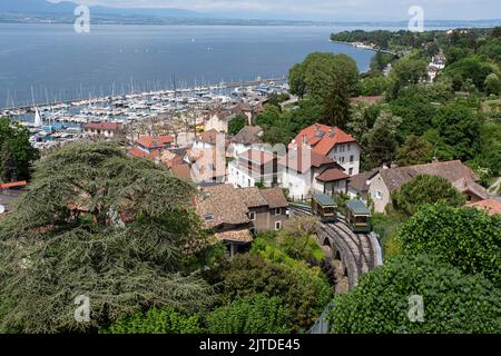 Blick auf die Stadt Thonon les Bains in Frankreich mit Hafen und Standseilbahn Stockfoto