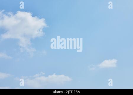 Blauer Himmel Textur mit weißen Wolken als Hintergrund Stockfoto