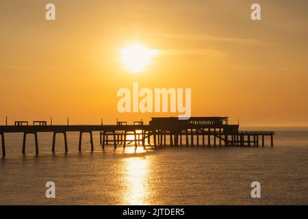 England, Kent, Deal, Sunrise über Deal Pier Stockfoto