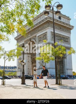 Machen Sie ein Paar auf einer Städtereise nach Paris und besuchen Sie die Avenue des Champs Elysees Paris France Arc De Triomphe. Männer und Frauen besuchen den Arc de Triomphe in Paris Stockfoto