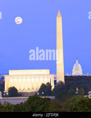 Skyline von Washington DC in der Abenddämmerung mit dem Mond im Hintergrund Stockfoto