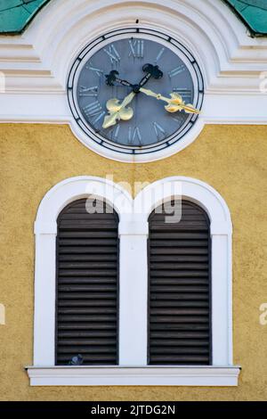 Uhr in prunkvoller Gebäudefassade Stockfoto