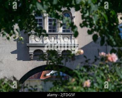 Erkerfenster und Steinbogen in der Altstadt Stockfoto