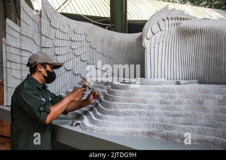 Bandung, West-Java, Indonesien. 30. August 2022. Im Nuart Sculpture Park, Bandung, Indonesien, haben Arbeiter einen von der Künstlerin I Nyoman Nuarta entworfenen Entwurf des Präsidentenpalastkomplexes modelliert. Das Design des Präsidentenpalastes wurde dem Symbol der Republik Indonesien angepasst, nämlich dem Garuda-Vogel mit einer Flügelspannweite von 200 Metern Länge, 30 Metern Breite und 76 Metern Höhe, der in der Neuen Nationalhauptstadt (IKN) in Ost-Kalimantan errichtet wird. (Bild: © Algi Febri Sugita/ZUMA Press Wire) Stockfoto