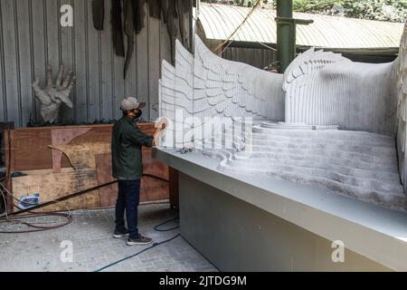 Bandung, West-Java, Indonesien. 30. August 2022. Im Nuart Sculpture Park, Bandung, Indonesien, haben Arbeiter einen von der Künstlerin I Nyoman Nuarta entworfenen Entwurf des Präsidentenpalastkomplexes modelliert. Das Design des Präsidentenpalastes wurde dem Symbol der Republik Indonesien angepasst, nämlich dem Garuda-Vogel mit einer Flügelspannweite von 200 Metern Länge, 30 Metern Breite und 76 Metern Höhe, der in der Neuen Nationalhauptstadt (IKN) in Ost-Kalimantan errichtet wird. (Bild: © Algi Febri Sugita/ZUMA Press Wire) Stockfoto