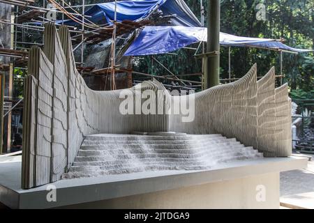 Bandung, West-Java, Indonesien. 30. August 2022. Im Nuart Sculpture Park, Bandung, Indonesien, haben Arbeiter einen von der Künstlerin I Nyoman Nuarta entworfenen Entwurf des Präsidentenpalastkomplexes modelliert. Das Design des Präsidentenpalastes wurde dem Symbol der Republik Indonesien angepasst, nämlich dem Garuda-Vogel mit einer Flügelspannweite von 200 Metern Länge, 30 Metern Breite und 76 Metern Höhe, der in der Neuen Nationalhauptstadt (IKN) in Ost-Kalimantan errichtet wird. (Bild: © Algi Febri Sugita/ZUMA Press Wire) Stockfoto