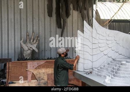 Bandung, West-Java, Indonesien. 30. August 2022. Im Nuart Sculpture Park, Bandung, Indonesien, haben Arbeiter einen von der Künstlerin I Nyoman Nuarta entworfenen Entwurf des Präsidentenpalastkomplexes modelliert. Das Design des Präsidentenpalastes wurde dem Symbol der Republik Indonesien angepasst, nämlich dem Garuda-Vogel mit einer Flügelspannweite von 200 Metern Länge, 30 Metern Breite und 76 Metern Höhe, der in der Neuen Nationalhauptstadt (IKN) in Ost-Kalimantan errichtet wird. (Bild: © Algi Febri Sugita/ZUMA Press Wire) Stockfoto