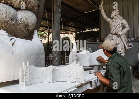 Bandung, West-Java, Indonesien. 30. August 2022. Im Nuart Sculpture Park, Bandung, Indonesien, haben Arbeiter einen von der Künstlerin I Nyoman Nuarta entworfenen Entwurf des Präsidentenpalastkomplexes modelliert. Das Design des Präsidentenpalastes wurde dem Symbol der Republik Indonesien angepasst, nämlich dem Garuda-Vogel mit einer Flügelspannweite von 200 Metern Länge, 30 Metern Breite und 76 Metern Höhe, der in der Neuen Nationalhauptstadt (IKN) in Ost-Kalimantan errichtet wird. (Bild: © Algi Febri Sugita/ZUMA Press Wire) Stockfoto