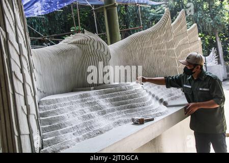 Bandung, West-Java, Indonesien. 30. August 2022. Im Nuart Sculpture Park, Bandung, Indonesien, haben Arbeiter einen von der Künstlerin I Nyoman Nuarta entworfenen Entwurf des Präsidentenpalastkomplexes modelliert. Das Design des Präsidentenpalastes wurde dem Symbol der Republik Indonesien angepasst, nämlich dem Garuda-Vogel mit einer Flügelspannweite von 200 Metern Länge, 30 Metern Breite und 76 Metern Höhe, der in der Neuen Nationalhauptstadt (IKN) in Ost-Kalimantan errichtet wird. (Bild: © Algi Febri Sugita/ZUMA Press Wire) Stockfoto
