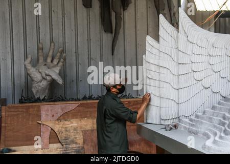 Bandung, West-Java, Indonesien. 30. August 2022. Im Nuart Sculpture Park, Bandung, Indonesien, haben Arbeiter einen von der Künstlerin I Nyoman Nuarta entworfenen Entwurf des Präsidentenpalastkomplexes modelliert. Das Design des Präsidentenpalastes wurde dem Symbol der Republik Indonesien angepasst, nämlich dem Garuda-Vogel mit einer Flügelspannweite von 200 Metern Länge, 30 Metern Breite und 76 Metern Höhe, der in der Neuen Nationalhauptstadt (IKN) in Ost-Kalimantan errichtet wird. (Bild: © Algi Febri Sugita/ZUMA Press Wire) Stockfoto
