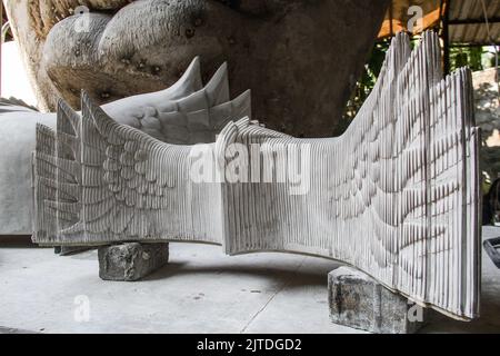 Bandung, West-Java, Indonesien. 30. August 2022. Im Nuart Sculpture Park, Bandung, Indonesien, haben Arbeiter einen von der Künstlerin I Nyoman Nuarta entworfenen Entwurf des Präsidentenpalastkomplexes modelliert. Das Design des Präsidentenpalastes wurde dem Symbol der Republik Indonesien angepasst, nämlich dem Garuda-Vogel mit einer Flügelspannweite von 200 Metern Länge, 30 Metern Breite und 76 Metern Höhe, der in der Neuen Nationalhauptstadt (IKN) in Ost-Kalimantan errichtet wird. (Bild: © Algi Febri Sugita/ZUMA Press Wire) Stockfoto