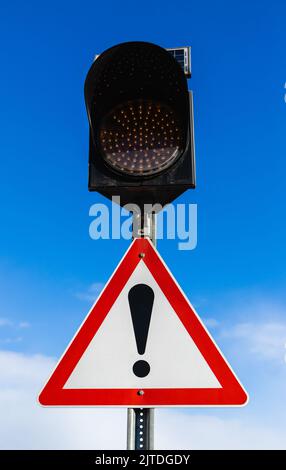 Gelbe Ampeln und ein Ausrufezeichen, dreieckiges Zeichen bedeutet andere Gefahr Stockfoto