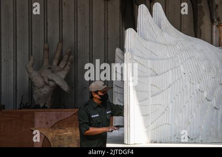 Bandung, West-Java, Indonesien. 30. August 2022. Im Nuart Sculpture Park, Bandung, Indonesien, haben Arbeiter einen von der Künstlerin I Nyoman Nuarta entworfenen Entwurf des Präsidentenpalastkomplexes modelliert. Das Design des Präsidentenpalastes wurde dem Symbol der Republik Indonesien angepasst, nämlich dem Garuda-Vogel mit einer Flügelspannweite von 200 Metern Länge, 30 Metern Breite und 76 Metern Höhe, der in der Neuen Nationalhauptstadt (IKN) in Ost-Kalimantan errichtet wird. (Bild: © Algi Febri Sugita/ZUMA Press Wire) Stockfoto