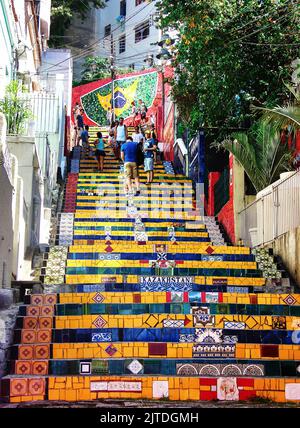 RIO DE JANEIRO, BRASILIEN - APRIL 25,2015: Blick von unten auf die Stufen Selaron. Öffentlicher Keramikschritt des chilenischen Künstlers Jorge Selaron in Rio De Janeiro Stockfoto