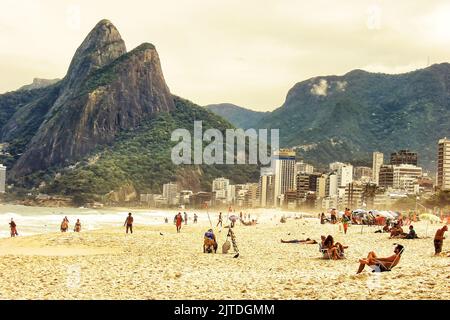 RIO DE JANEIRO, BRASILIEN - APRIL 26,2015: Ipanema-Strand am Wochenende. Die Einheimischen ruhen sich tagsüber hier aus Stockfoto