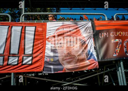 Am Start des Großen Preises von Italien 2017 in Monza hängt eine Flagge von Scuderia Ferrari mit einem Porträt von Fernando Alonso auf der Tribüne. Die Scuderia Ferrari feiert beim Großen Preis von Italien 2017 ihr 70.-jähriges Bestehen. Lewis Hamilton (Mercedes) gewann das Rennen von der Pole-Position (seine 69., die den Rekord von Michael Schumacher brach) vor seinem Teamkollegen Valtteri Bottas. Mehr als 30 Sekunden hinter den beiden Mercedes beendete Sebastian Vettels Ferrari. Stockfoto