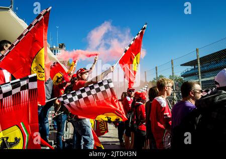 Fans von Scuderia Ferrari halten Rauchfackeln an den Tribünen fest, während sie auf den Start des Großen Preises von Italien 2017 in Monza warten. Die Scuderia Ferrari feiert beim Großen Preis von Italien 2017 ihr 70.-jähriges Bestehen. Lewis Hamilton (Mercedes) gewann das Rennen von der Pole-Position (seine 69., die den Rekord von Michael Schumacher brach) vor seinem Teamkollegen Valtteri Bottas. Mehr als 30 Sekunden hinter den beiden Mercedes beendete Sebastian Vettels Ferrari. Stockfoto