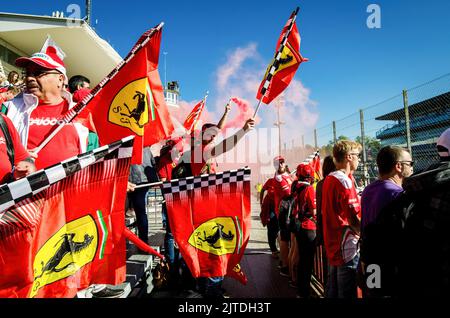 Fans von Scuderia Ferrari halten Rauchfackeln an den Tribünen fest, während sie auf den Start des Großen Preises von Italien 2017 in Monza warten. Die Scuderia Ferrari feiert beim Großen Preis von Italien 2017 ihr 70.-jähriges Bestehen. Lewis Hamilton (Mercedes) gewann das Rennen von der Pole-Position (seine 69., die den Rekord von Michael Schumacher brach) vor seinem Teamkollegen Valtteri Bottas. Mehr als 30 Sekunden hinter den beiden Mercedes beendete Sebastian Vettels Ferrari. Stockfoto