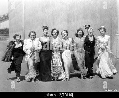 FLORENCE NASH PHYLLIS POVAH ROSALIND RUSSELL JOAN CRAWFORD NORMA SHEARER PAULETTE GODDARD MARY BOLAND und JOAN FONTAINE haben auf dem MGM Studios Lot während der Dreharbeiten DES REGISSEURS GEORGE CUKOR 1939 von Clare Booth Luce Rowns des Gilbert Adrian Produzenten Hunt Stromberg Metro Goldwyn Mayer gekonnt gespielt Stockfoto